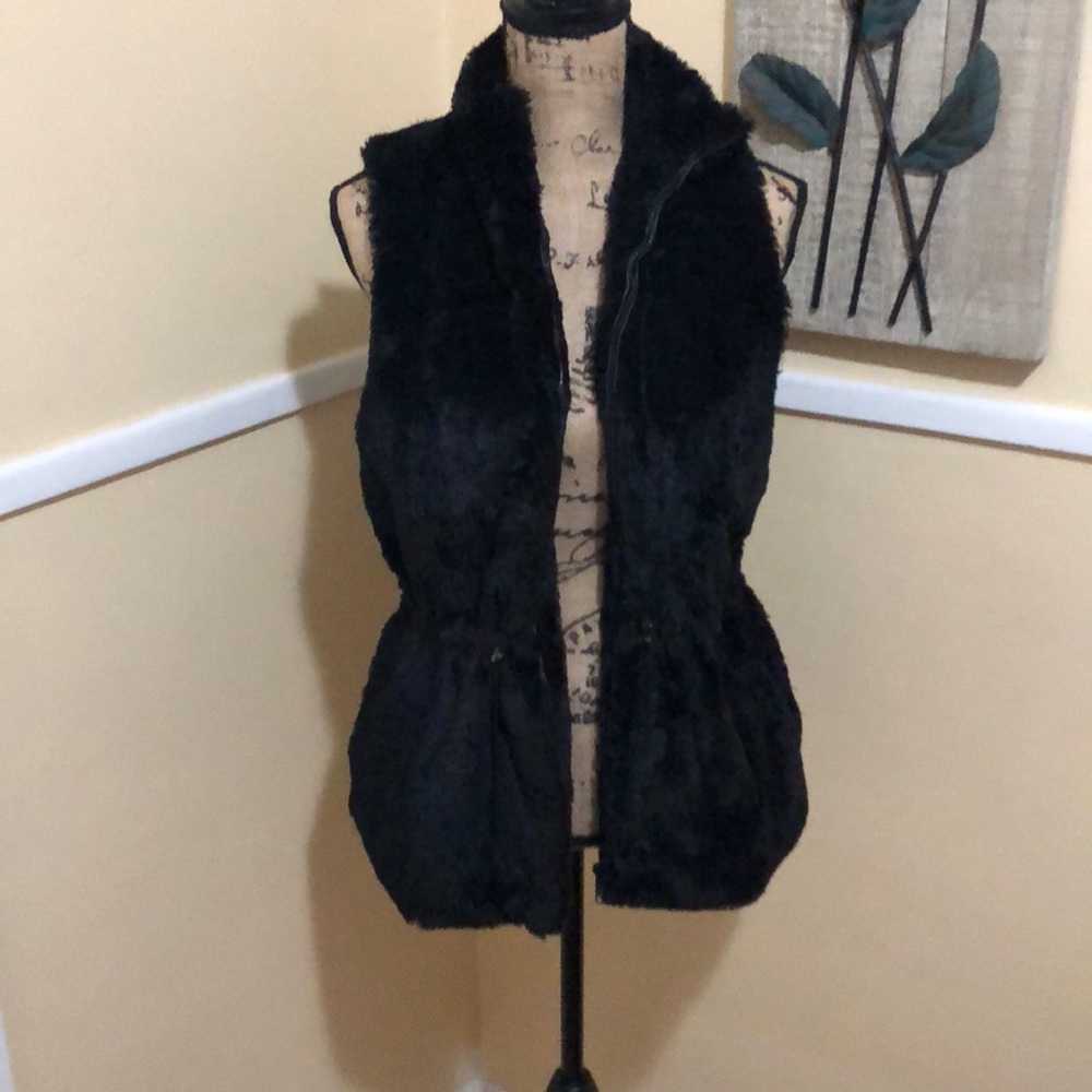 Medium faux fur vest in black
